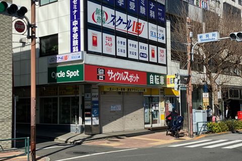 教室外観です。１階の自転車屋さんが目印です