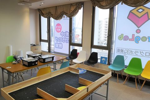 【プログラボ枚方】オーエスドラッグ並びの枚方三和ビルの6Fにあります。