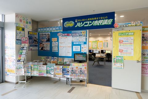 教室はエコール・マミ北館3階 北館屋上駐車場を入ってすぐにあります。
