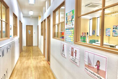 【教室内写真】子どもたちが気持ちよく過ごせるように明るく清潔な室内です。