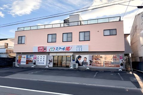 大通り沿いなので夜でも安心。駐車場と駐輪場もあります
