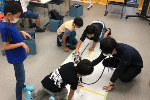 神宮前校レッスン風景です。小学生1年生-高校生まで活躍しています。体系的にカリキュラムが組まれていますので中学生、レッスンの進度が進むと高校生も参加の可能性があります。