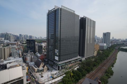 JR飯田橋駅西口から徒歩2分、飯田橋グラン・ブルーム　サクラテラス1階にございます。