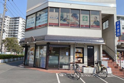 中野島駅から徒歩1分。踏切を渡った目の前、和菓子の「ほし乃」さんの2階がやる気スイッチキッズスクエア中野島校です。