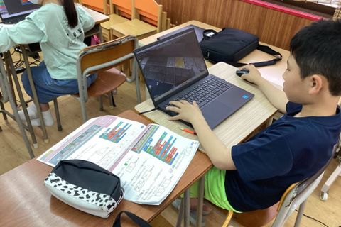 集中してプログラミング中……