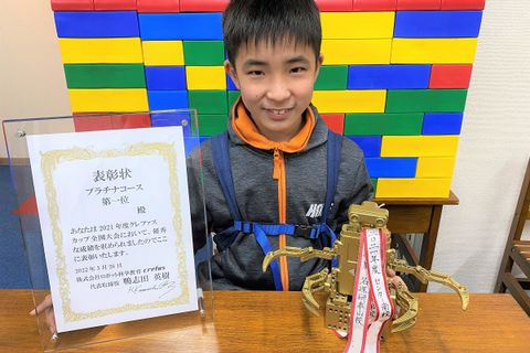 Crefusあざみ野校は2021年4月に開校した新しい教室です！広々とした空間で壁面一面はガラス窓になっているので、日当たりの良い教室です。