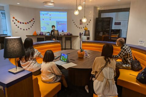 月に一度自由制作物の発表会があります。みんな緊張しながらも自分の言葉で説明してくれます。