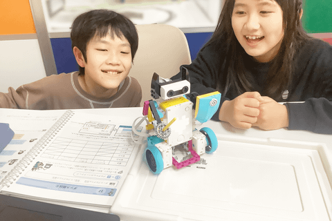 シルバーコース（小学4年生）の授業の様子。パソコンやタブレットを使ってプログラミングを行います。