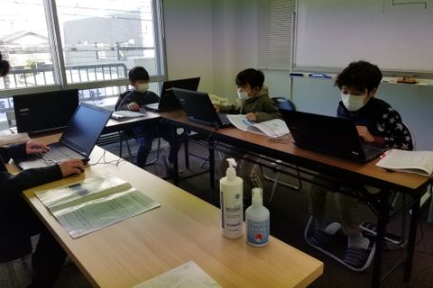 課題に取り組む授業風景