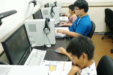 ともに学ぶお友達と、作品を見せ合うことも。お互いの良さや違いを分かりあい、刺激を受けて成長していきます。