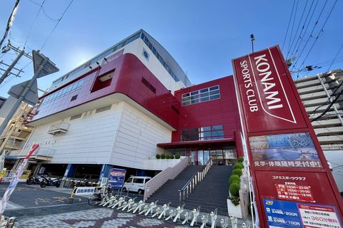 赤い看板が目印！コナミスポーツクラブ明石内の教室です。