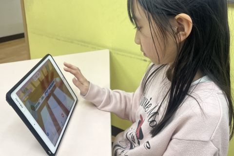 自分たちでプログラムを組み立てロボットをゲーム感覚で動かしていきます！