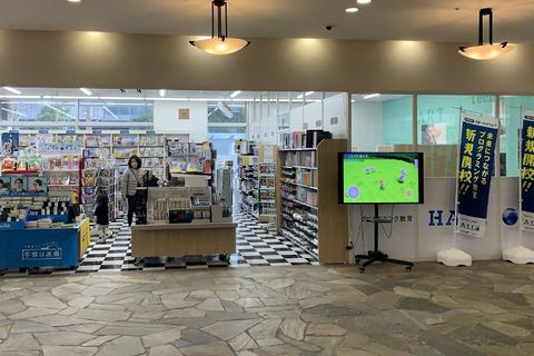 文教堂グリーンコート店内文具コーナー横に教室入口が御座います。