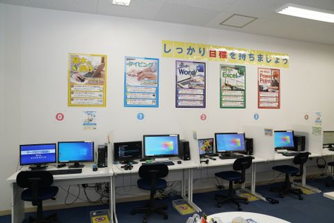 パーティションで区切られた座席で集中して受講頂けます。