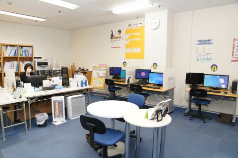 姉妹教室「パソコン市民講座」では、タイピングやパソコンスキルも習得できます。