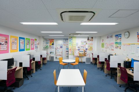 受講生機間にはパーテーションを設置しています。