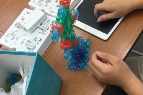 ブロックとiPadで授業が進みます。