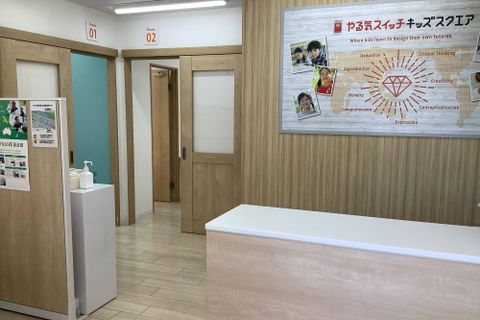 受付カウンターと面談ブーズが各教室の間に位置しており、常にお子さまの様子を確認することができます。