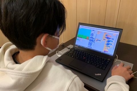 各個人が集中してパソコンに向かえる環境づくりをしています。
