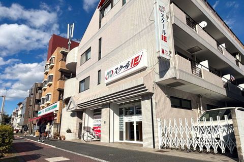  バス停「県営住宅前」より徒歩1分/バス停「栄町公園」より徒歩3分
