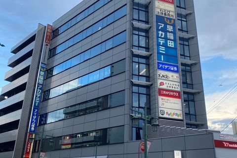 JR京浜東北線蕨駅改札を出て右、東口のロータリーに出ます。正面に「マクドナルド蕨東口店」さんと「東武ストア」さんがございます。その間の東口駅前通り(マクドナルド蕨東口店さん側)を直進します。