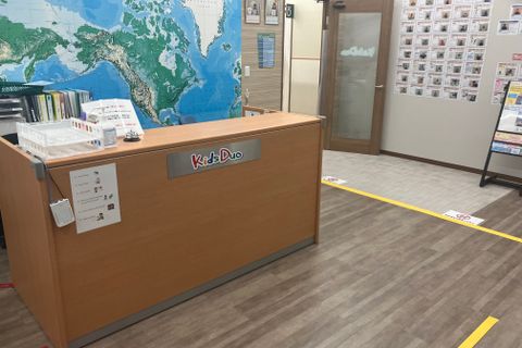 こちらのフロントから教室にご案内いたします