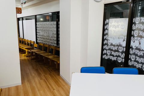 入口すぐの廊下です。どこの部屋で授業かな～。