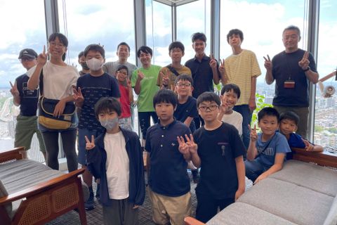 Pythonクラス受講生のIT企業見学の様子