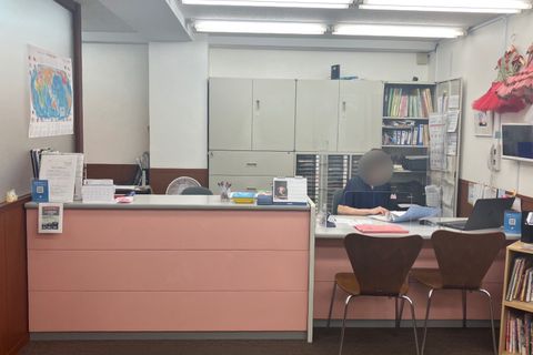 受付カウンターには午前10:00より受付スタッフが常駐しています