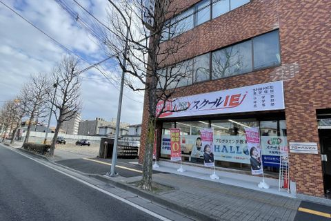 松屋さんの並びにあります！茶色いビルが目印です！