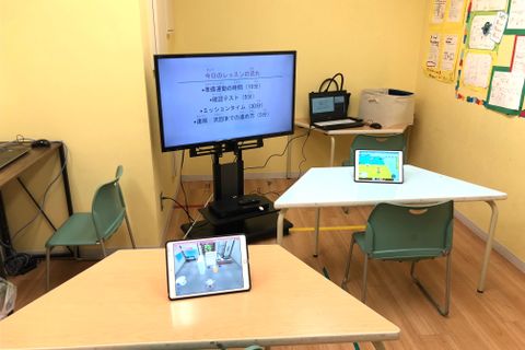 タブレットを使用。ゲーム感覚で本格的なプログラミングの基礎知識を学べるので、初心者でもタッチパネルで簡単に学ぶことができます！