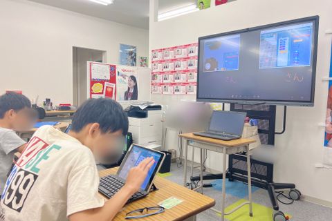 大きいスクリーンで画面を共有して授業を行うこともございます。