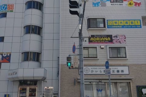 ビルの４階になります。エレベーターをお使いくださいね！