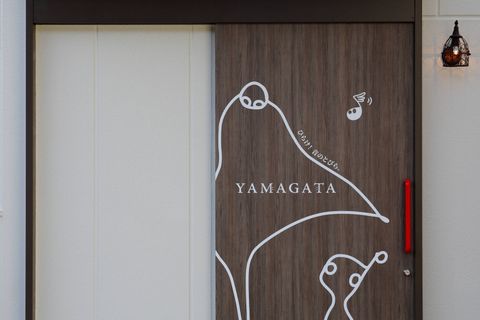 駐車場からは、こちらの扉からお入りください。可愛いキャラクターが旅人さんとお友達の♪さんと共にお出迎えいたします。