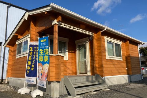 2024年4月新校舎に移設。おしゃれなログハウスが特徴です。