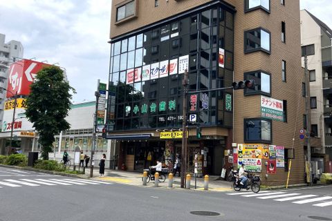 東久留米駅西口を出てロータリー正面を進み「スギ薬局 東久留米駅前店」さん隣
