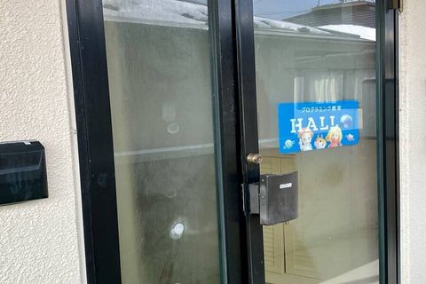 廊下を進み、つきあたりの向かって左手にあるドアが入口です。