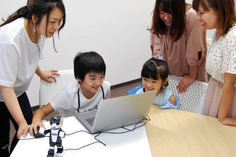 作った作品を共有する様子
