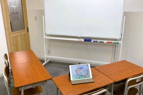 １～４人でタブレットを使ったレッスンを行います。タブレットはレンタルも可能です。