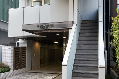 Crefus芝浦校。JR 田町駅南口より徒歩8分。