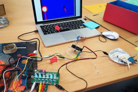 紙の工作やセンサーと組み合わせた作品も。アイディアを形にしよう
