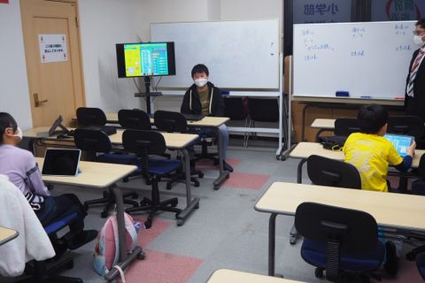 レッスンは小集団形式で行います。１クラス３～５名です。