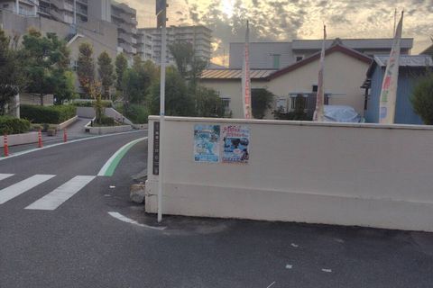 外にポスターを貼っています