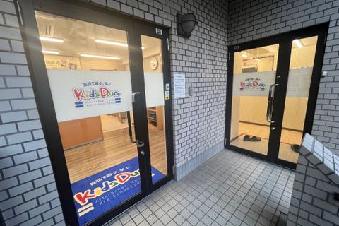 写真左手扉入って頂きますと受付です