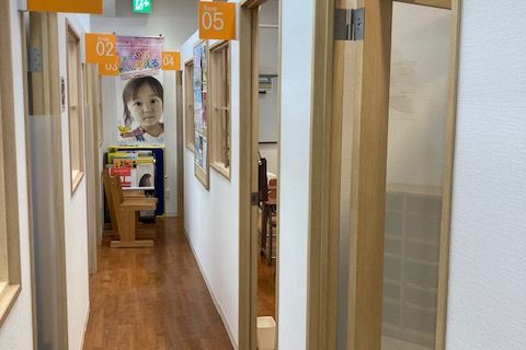 教室は5つあります。どの教室からも楽しそうな笑い声が聞こえてきます。