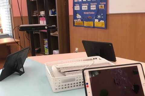 通り側の大きな窓がある、明るい教室です。
