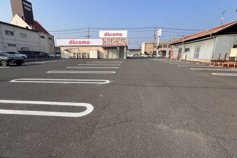 ドコモショップの駐車場をご利用いただけます。広いスペースご用意しております。