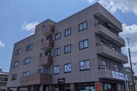 西大通り沿い、ラーメン油虎さんの向いのビルです。1階はカレー屋Coocyさんが入っています。