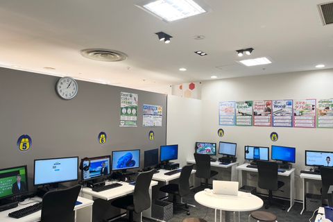 個別学習型の教室ですので、各自の席で授業を受けていただけます。
