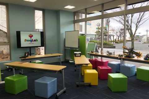 【プログラボ松井山手】JR学研都市線　松井山手駅改札口を出てすぐです。